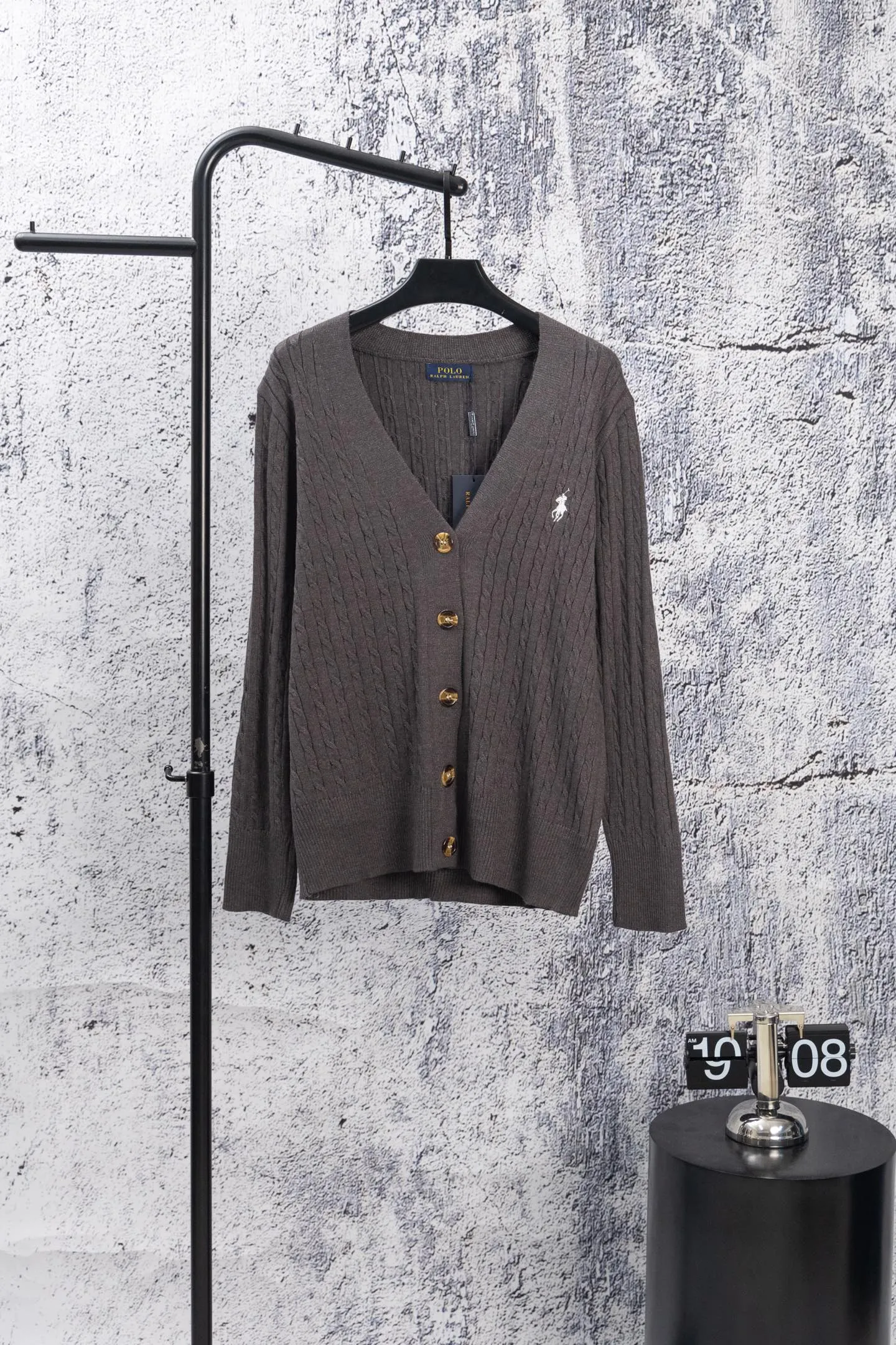 P190 Ralph Lauren Classic V-neck Solid Color Pony Embroidered Logo Knitted Cardigan Long Sleeve Ralph Lauren Classic Basic Versatile Twist Knitted Cardigan Long Sleeve Main supply platform live broadcast Wholesale entity Replenish when out of stock Not removed from the shelves Quality 1:1 patterning Complete three standards Correct version of pony logo Imported quality cotton yarn Focus on high-end Cost-effective Good quality Needless to say Zhao Lusi's same style is really amazing, so sweet I'm so beautiful. This cardigan is really good-looking. It's simple and easy to wear. It's a must-have for goddess ootd. Good-looking clothes are never picky. A must-have in the wardrobe of goddesses. Size: S-XL. Color: Navy blue, red, khaki, dark gray.